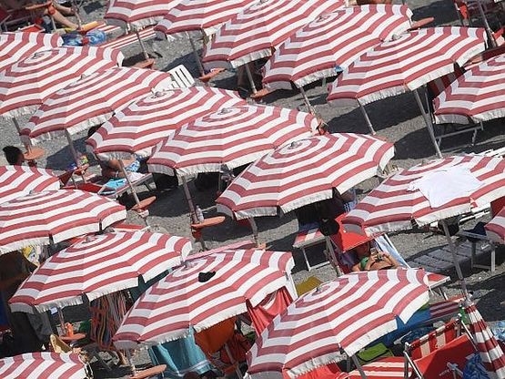 Con l'estate arriva il caro ombrellone: prezzi in aumento del 2,4%