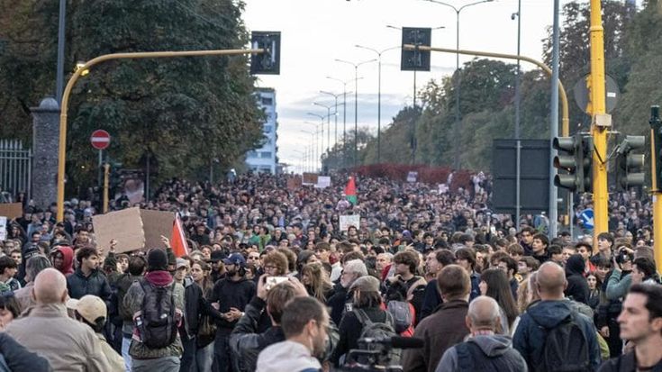Il grido dei 10mila in corteo: “A volto scoperto mostriamo la nostra rabbia”