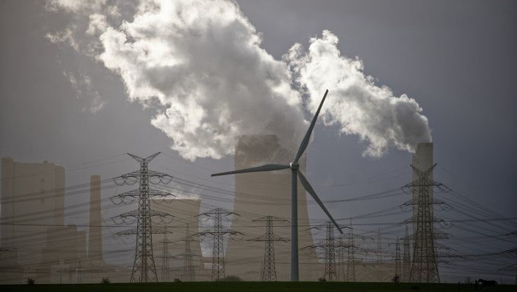 Energia, il prezzo in Italia resta caro rispetto al resto d'Europa. Con le rinnovabili una spinta per Sud e reti