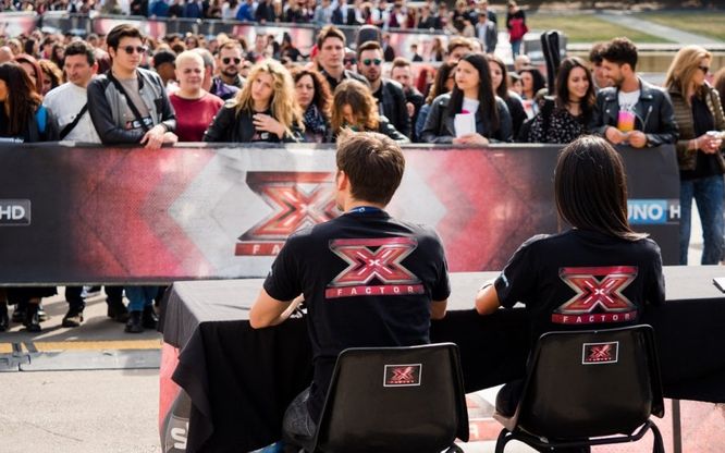 Bandiere, coccarde, t-shirt e gazebo: X-Factor invade la mostra d’Oltremare