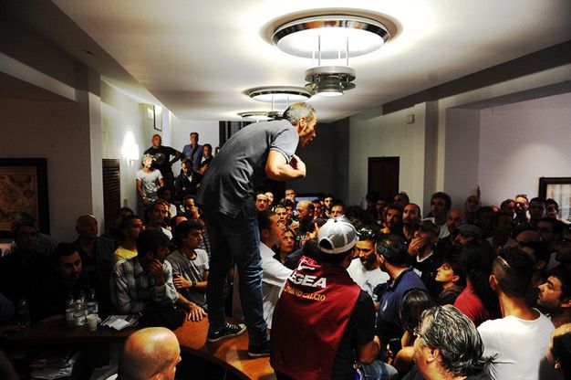 Trw, i lavoratori asserragliati in Confindustria