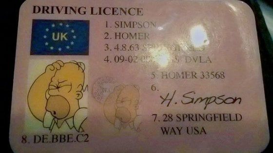Inghilterra, guida con la patente falsa di Homer Simpson: fermato dalla polizia 