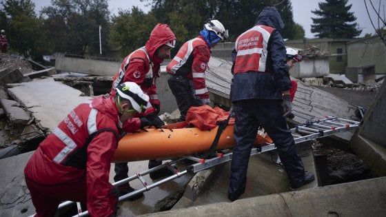 Dalle scosse di terremoto alle esplosioni in fabbrica, la Croce Rossa simula la risposta alle emergenze