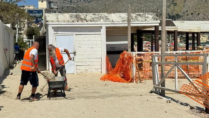 Mondello, Italo Belga al lavoro sulla spiaggia. Forello e Argiroffi: “Vigileremo sugli spazi liberi”