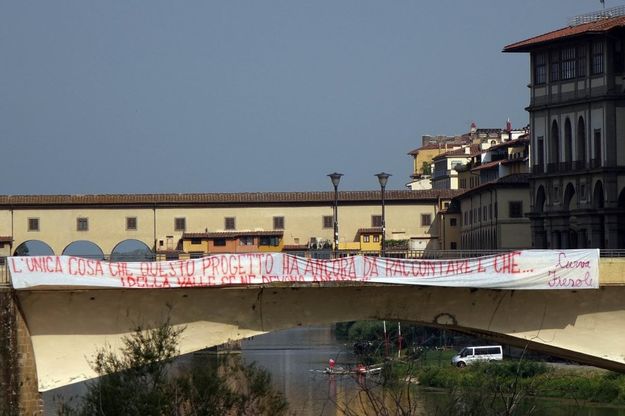 Fiorentina, su Ponte alle Grazie spunta lo striscione contro i Della Valle
