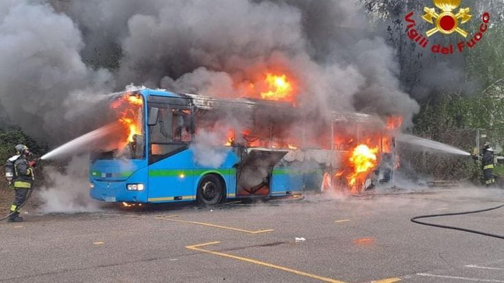 Castellanza, brucia autobus di linea: fumo e fiamme alte, tanta paura ma nessun ferito