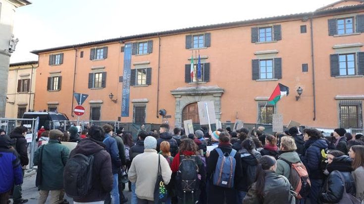 Università, gli studenti pro Palestina occupano il plesso Brunelleschi. Ma la rettrice: "Dialogo proficuo"