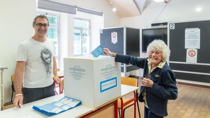 Mantova, Luigina Peri va a votare alle amministrative a 102 anni: “Mai persa un’elezione dal 1946”