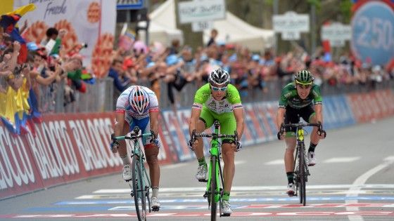 Giro, i velocisti si fanno i dispetti: a sorpresa vince Canola. Uran resta in maglia rosa