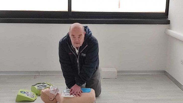 "Ho un defibrillatore in auto" e salva la vita a un uomo colpito da infarto durante la partita di calcetto