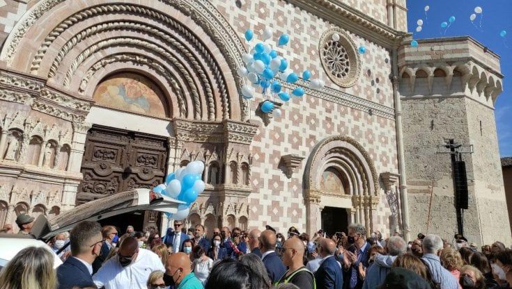 A L'Aquila l'addio a Tommaso, il bimbo di 4 anni morto mentre giocava all'asilo
