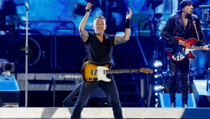 Bruce Springsteen fa ballare nel buio con i sogni di rock’: “Bisogna vivere ogni attimo”. 