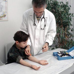 Milano, i pediatri: "Se non ci pagano più i piccoli interventi, i bambini dovranno andare in ospedale"