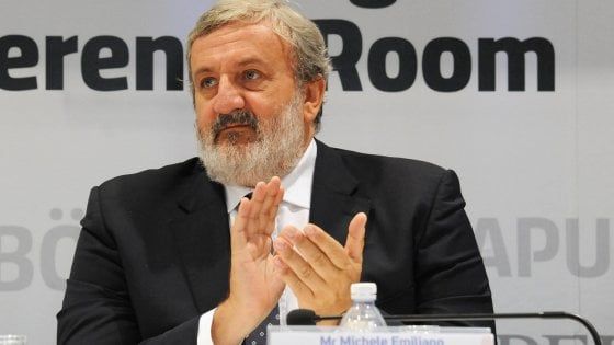 "Cancellare gli stipendi dei politici italiani", la ricetta di Michele Emiliano per tagliare i costi