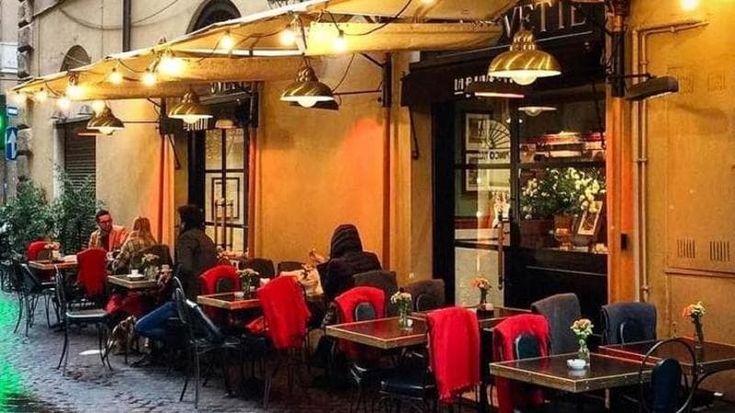 Furto tra i tavoli del ristorante La Buvette, derubata una turista: tre uomini fermati