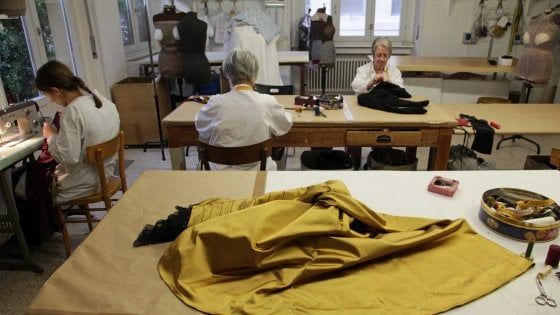 Milano, stilista cerca cinque sarte e non le trova: "Nessuno più vuole fare questo mestiere"