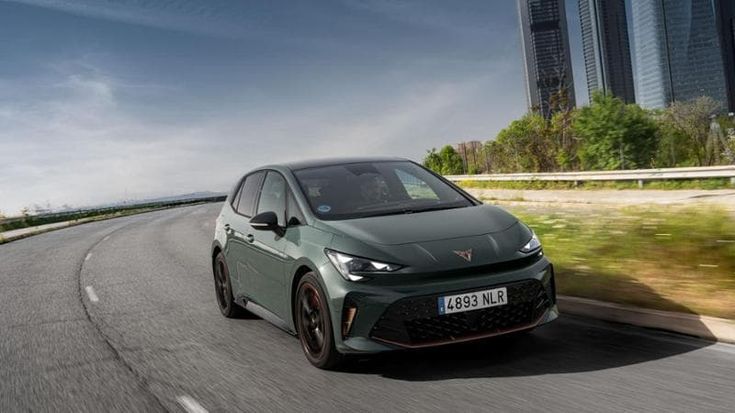 Cupra Born, grinta sportiva per la rinnovata hatchback elettrica con potenze da 190 a 326 Cv