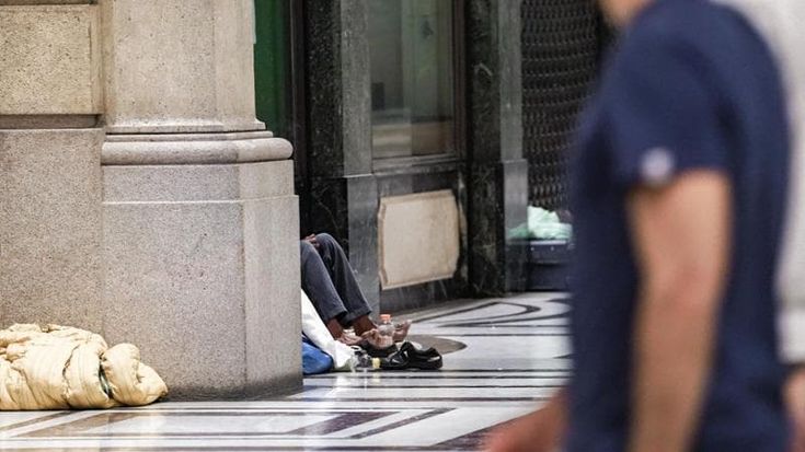 Ruba alcolici dentro alla Coop, i clochard lo placcano e sventano il furto