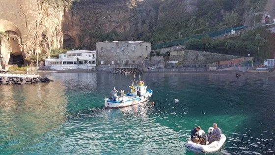 Bonifica fondali penisola sorrentina, tra reti e nasse spunta anche un ordigno bellico 