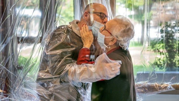 “Le stanze degli abbracci sono solamente uno spot. I nostri anziani isolati da mesi”