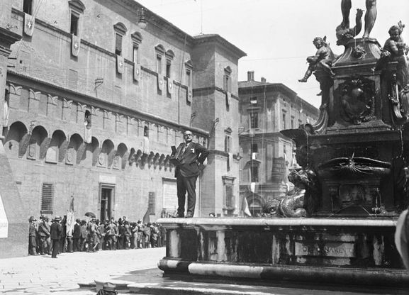 Bologna, svelato il mistero del fotografo fotografato: correva l'anno 1927...