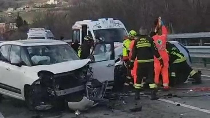 Scontro frontale nel Torinese, morto un ottantenne