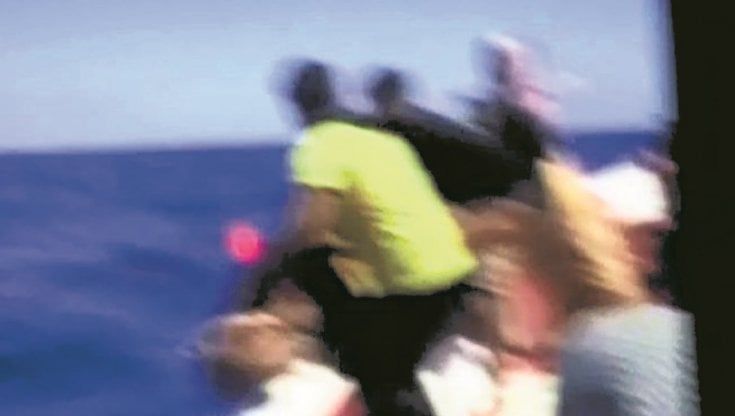 Così i migranti gettano in mare i loro morti, tra lacrime e preghiere. Il video denuncia: ecco cosa succede nel Mediterraneo