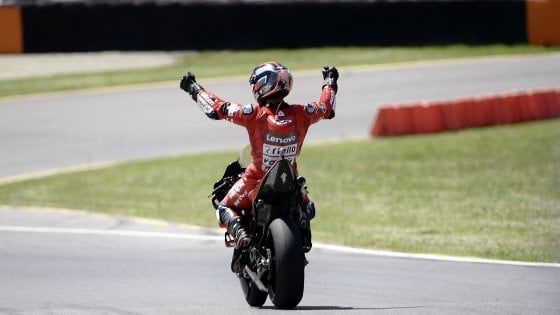 MotoGp, Gp Italia: la prima volta di Petrucci, trionfo al Mugello davanti a Marquez e Dovizioso