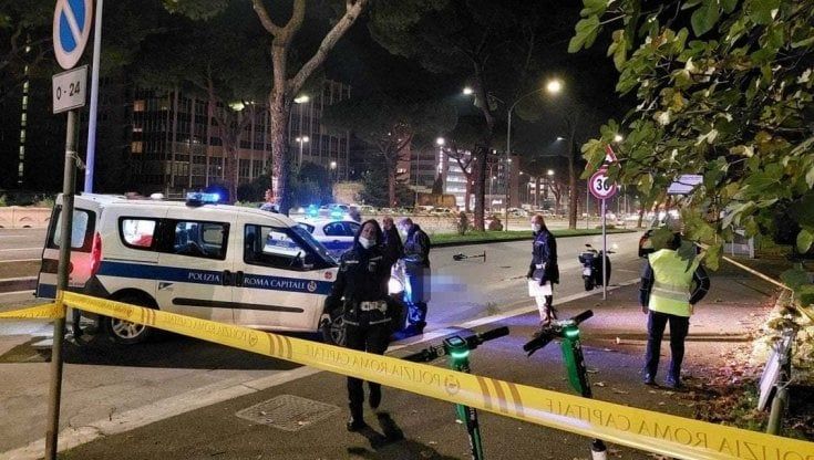 Sul monopattino investito e ucciso da un'auto sulla Colombo. "Passava col rosso"