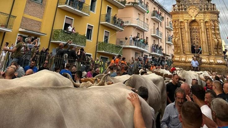 G7 con carro e buoi nel paese lontano da tutto. Piantedosi porta i ministri dell’Interno sulle colline di casa sua