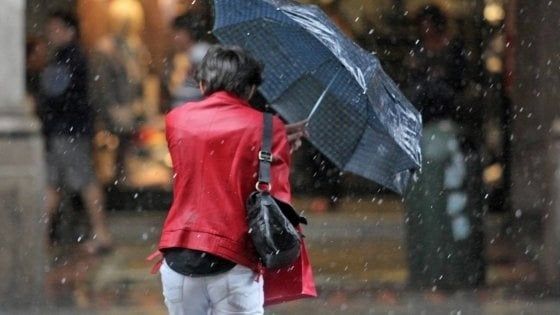 Meteo: il bel tempo lascia spazio a piogge e temporali, il sole torna domenica