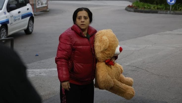 Bimbo in attesa di cuore a Napoli, mamma con orso peluche in ospedale: “È un guerriero, non mollo”