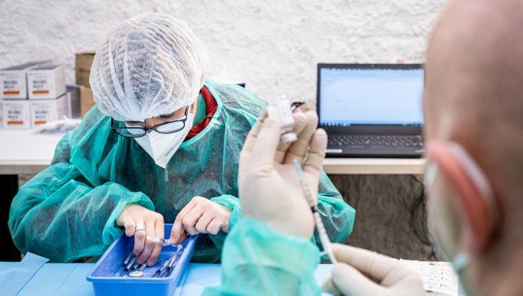 La moglie del docente morto a Biella: "Mio marito credeva nel vaccino e bisogna continuare a crederci"