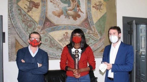 Coronavirus, la sarta Roselyne cuce mascherine colorate per gli anziani di Cinisello