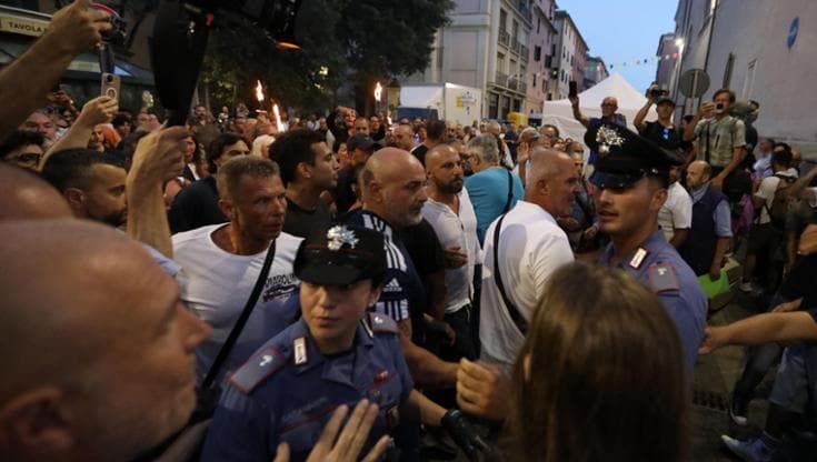 Caso Gibelli, offese ai manifestanti, la maggioranza blinda la consulente