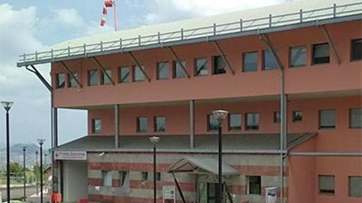 Ospedale dell’Amiata, cartoni alle finestre per ripararsi dal caldo. Nursind: “Situazione indegna di un paese civile”. La replica della Direzione: “Stiamo acquistando condizionatori”