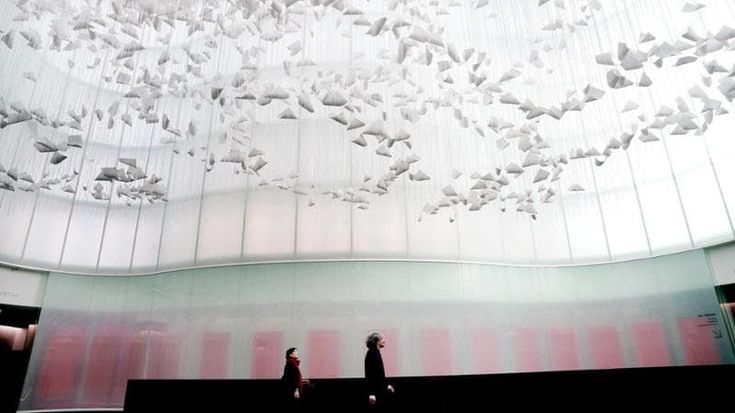 Il momento in cui la neve si scioglie: l’opera di Chiharu Shiota arriva al Mudec