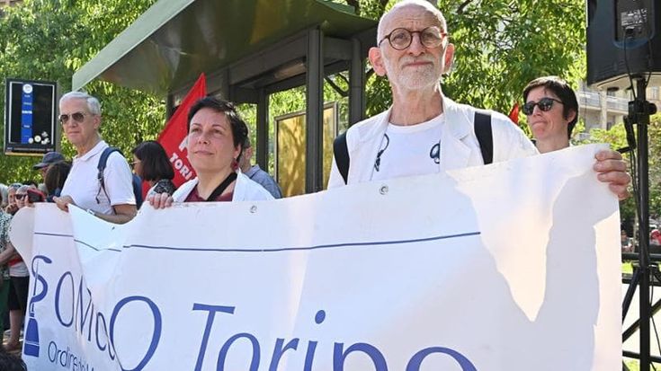 Nel corteo tra chi lotta per la sanità pubblica: “Non lasciamola morire”