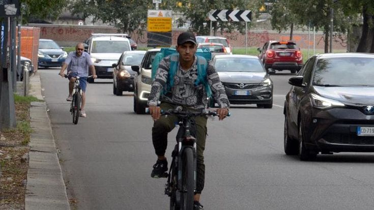 Una pista ciclabile lungo i Bastioni: a Milano il progetto per ricucire l’asse da Porta Volta alla Darsena