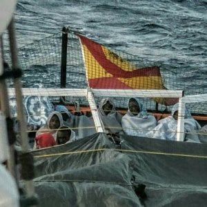 Caso diplomatico nel Mediterraneo, il Viminale concede il porto sicuro alla nave spagnola con i migranti.  