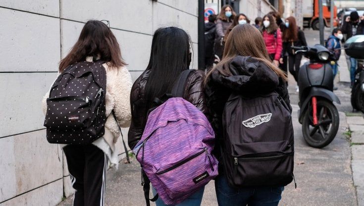 Scuola, Bonaccini: "Da lunedì superiori in presenza al 50%"