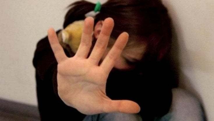 Brindisi, 12enne aggredita in piazza da trenta coetanei: insulti, sputi e spinte. Ragazzini identificati e genitori convocati in questura