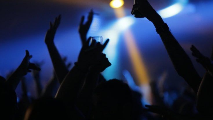 Controlli anti Covid, feste "clandestine" e assembramenti: polizia chiude zone movida, centinaia di multe
