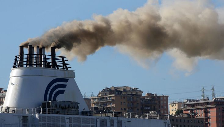 Genova, fumi dalle navi in porto su Dinegro e San Teodoro
