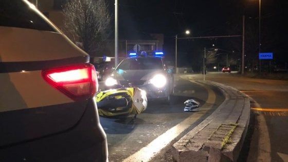 Senza patente, a fari spenti e con la targa rubata: motociclista bloccato a Parma dopo la fuga 