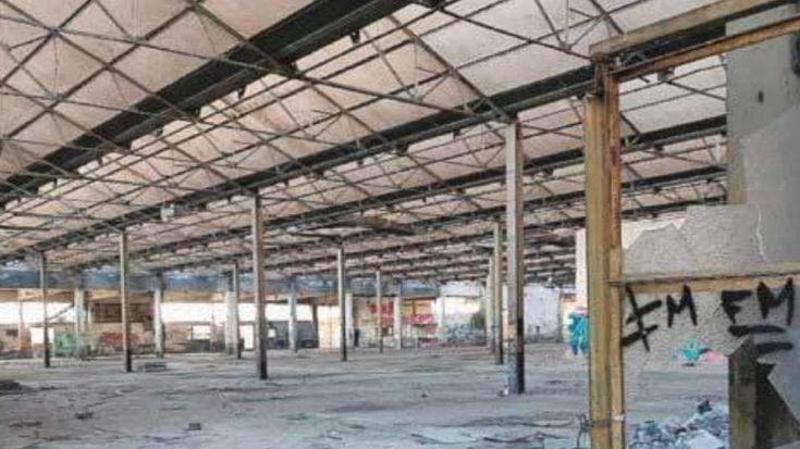 Precipita da 10 metri mentre fa urbex in una fabbrica abbandonata di Mirafiori: è grave