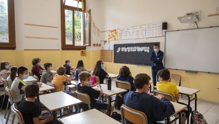 Scuola, Emiliano firma la nona ordinanza: "In Puglia dad per tutti fino al 5 marzo". Cancellata libertà di scelta per le famiglie