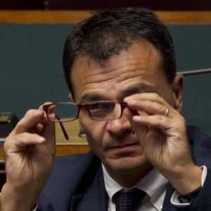 Manovra, governo battuto in commissione due volte. E la 'nuova Imu' arriva luned&igrave;