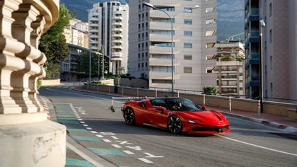 La corsa in Ferrari di Leclerc per l'appuntamento galante