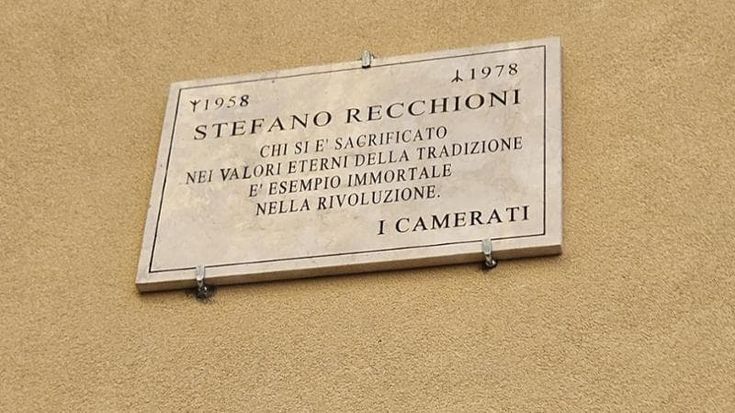 Targa rimossa a Acca Larentia, FdI protesta. Smeriglio: “Una del Comune in ricordo delle vittime”